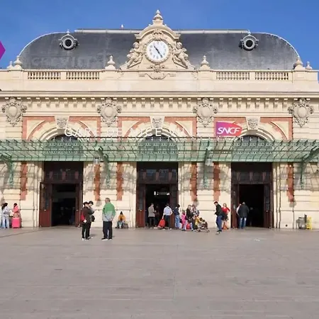 - 1 Minute De La Et De La Promenade Des *
